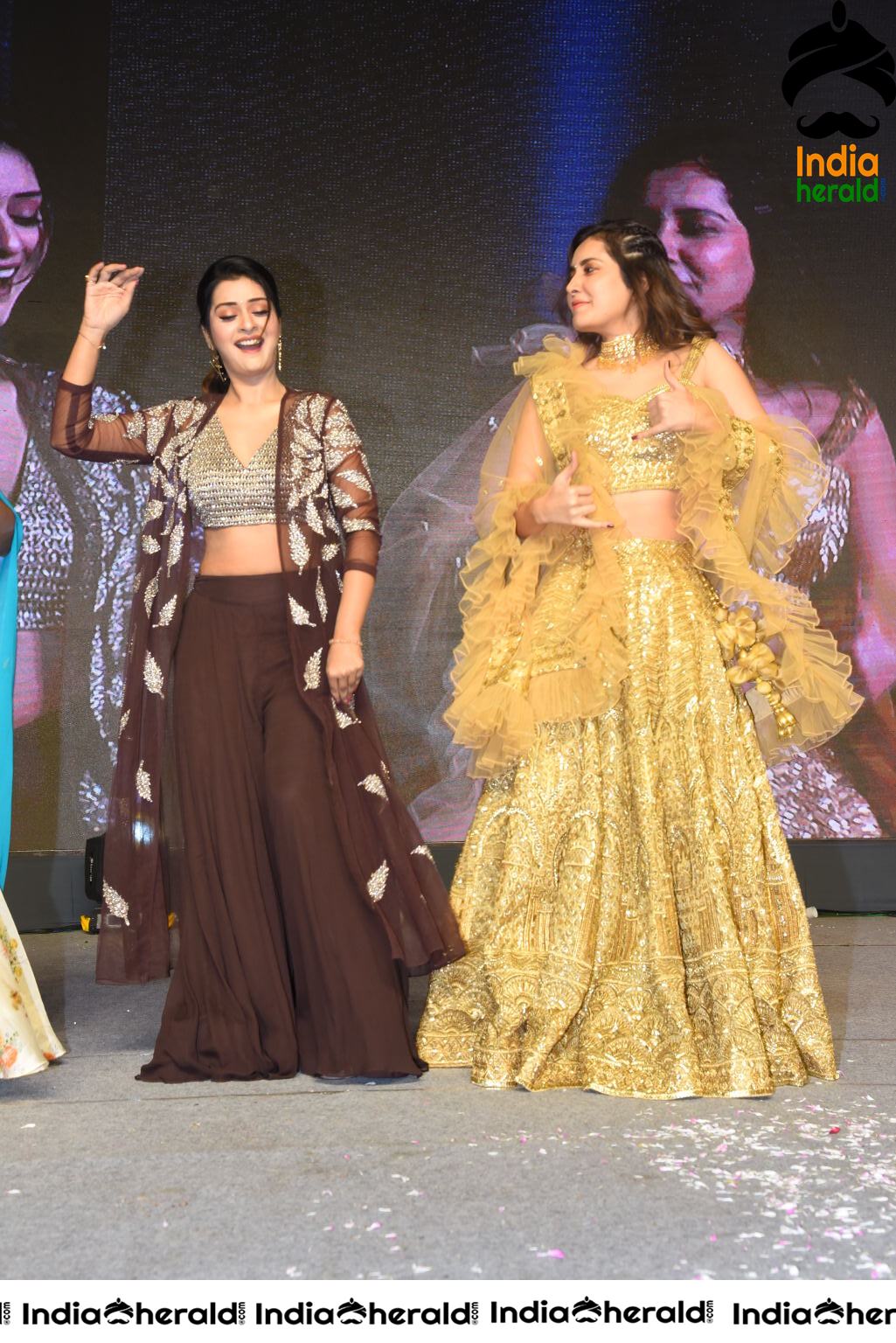 Raashi Khanna and Payal Rajput show their Sexy Waist and Dance on Stage Set 2
