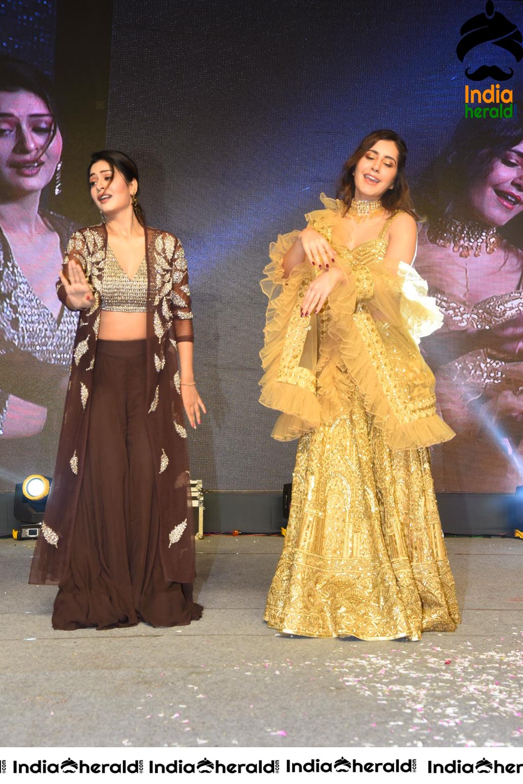 Raashi Khanna and Payal Rajput show their Sexy Waist and Dance on Stage Set 2