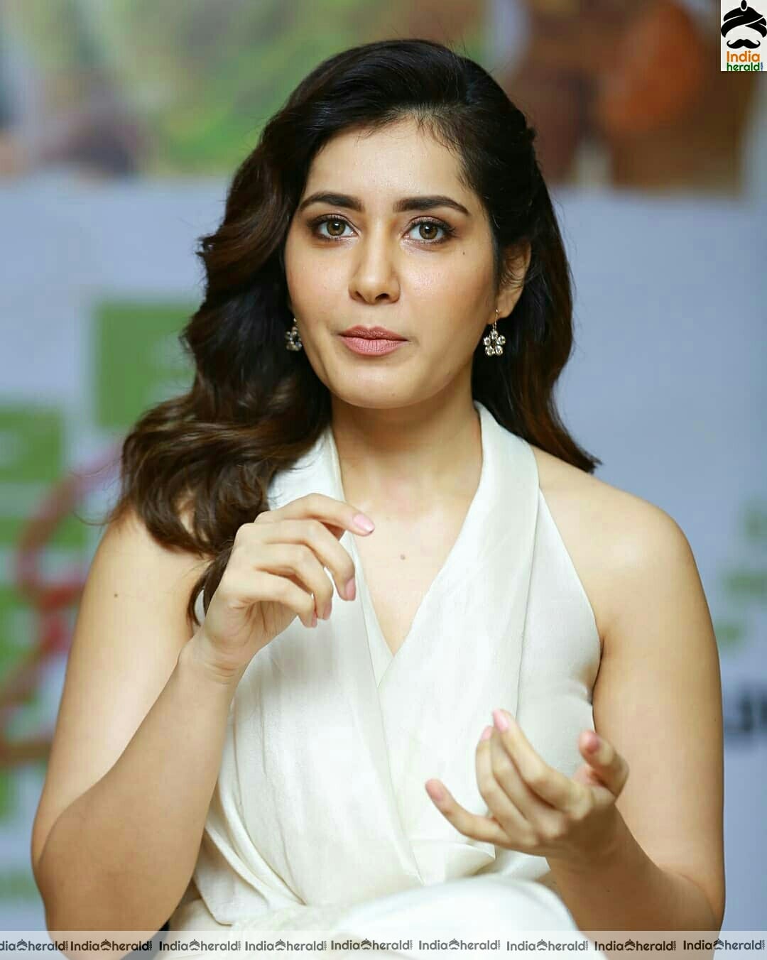 Raashi khanna cute latest stills