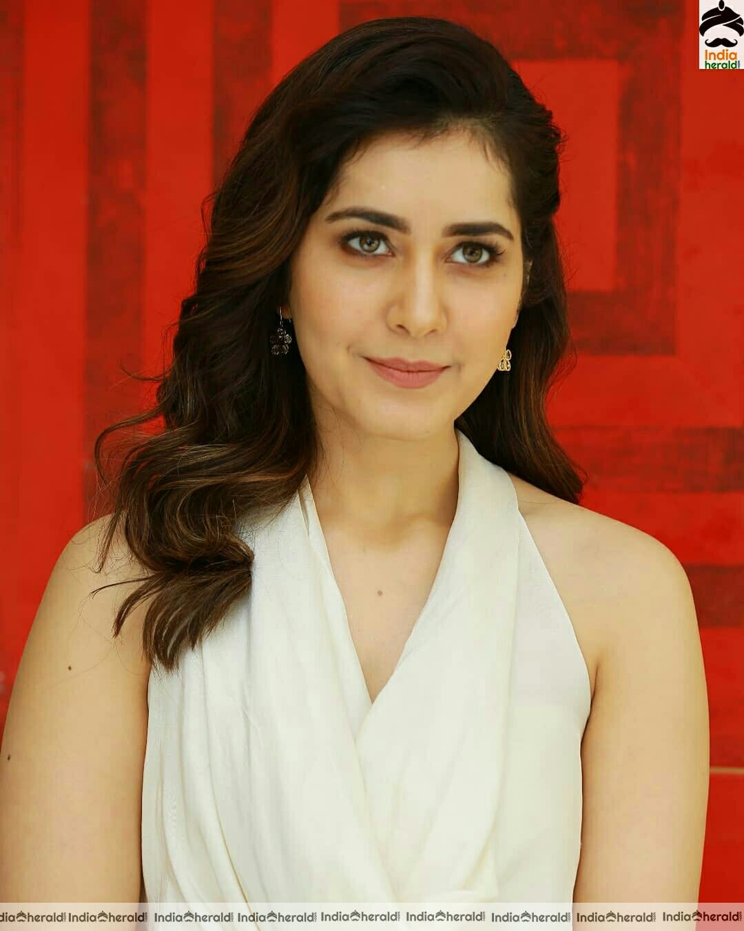 Raashi khanna cute latest stills