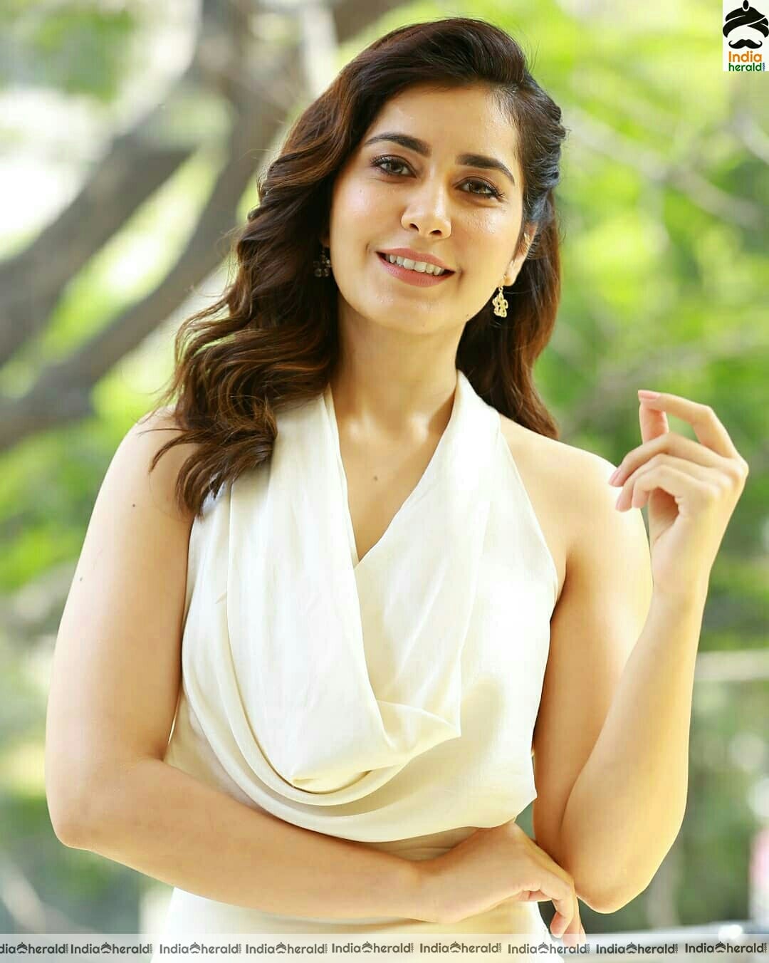 Raashi khanna cute latest stills