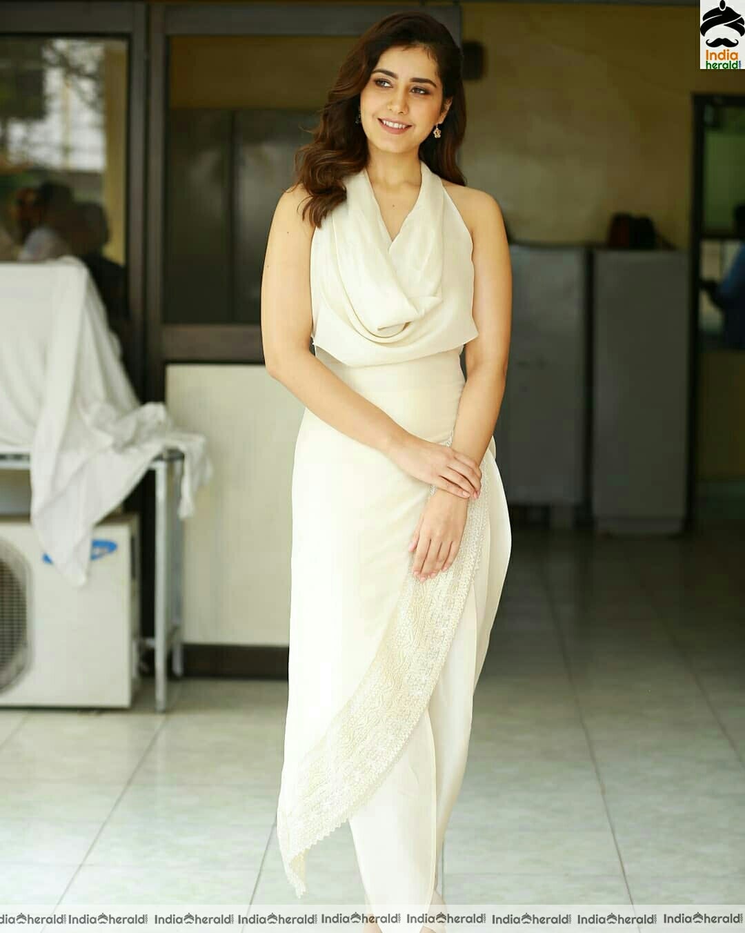 Raashi khanna cute latest stills