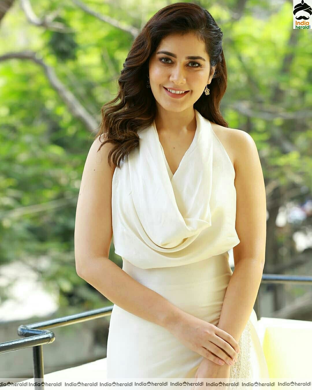 Raashi khanna cute latest stills
