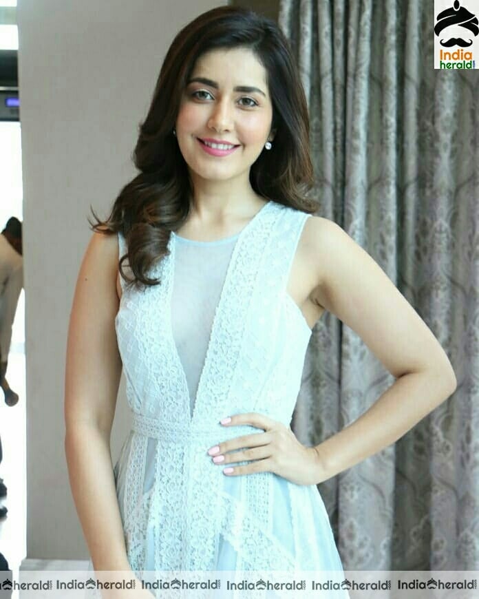 Raashi khanna cute latest stills