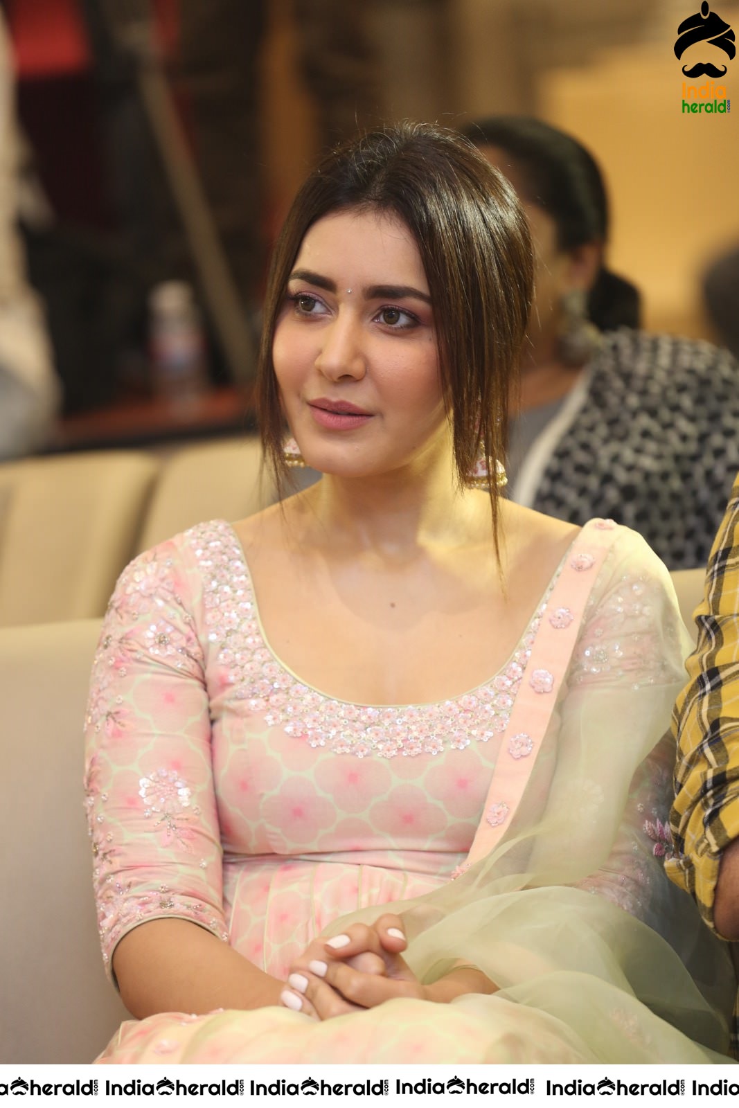 Raashi Khanna feels Shy when Producer praised her at the Event Set 1