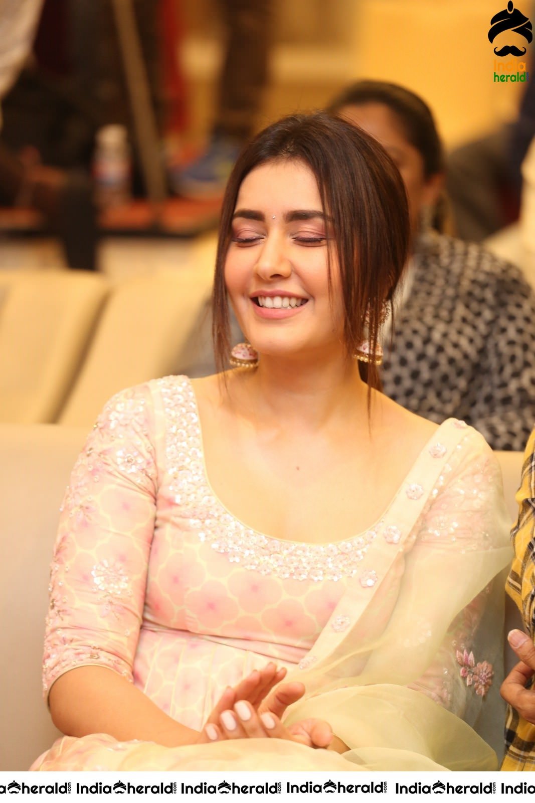 Raashi Khanna feels Shy when Producer praised her at the Event Set 1