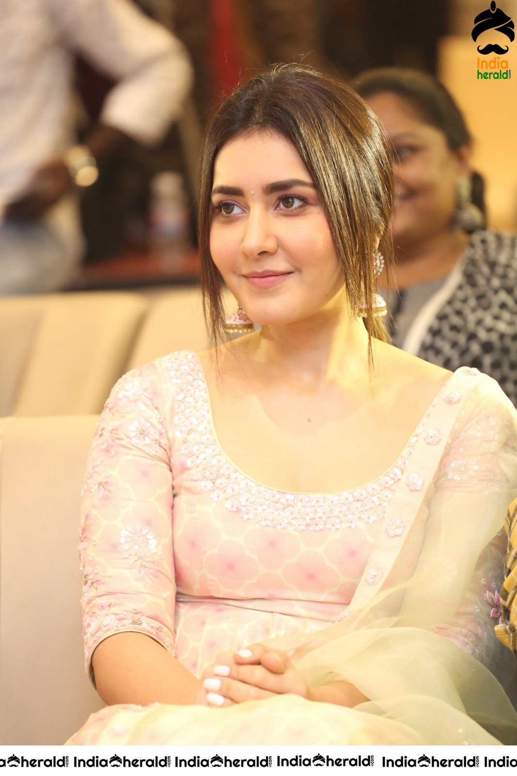 Raashi Khanna feels Shy when Producer praised her at the Event Set 1