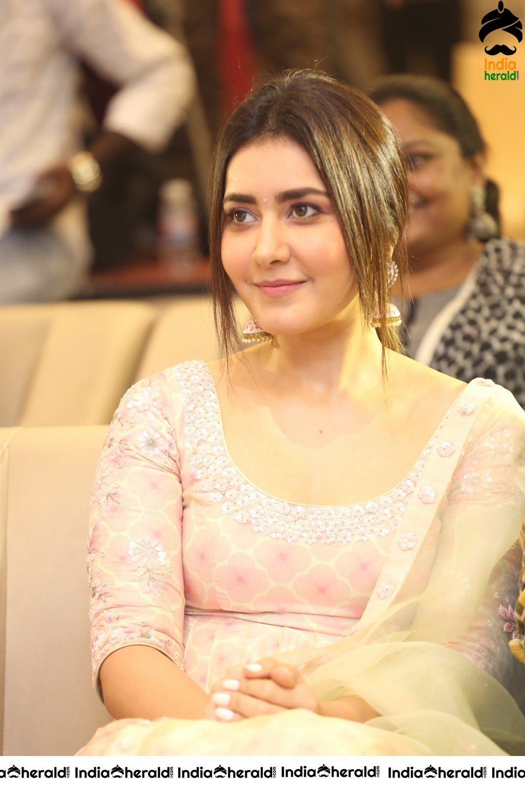 Raashi Khanna feels Shy when Producer praised her at the Event Set 1