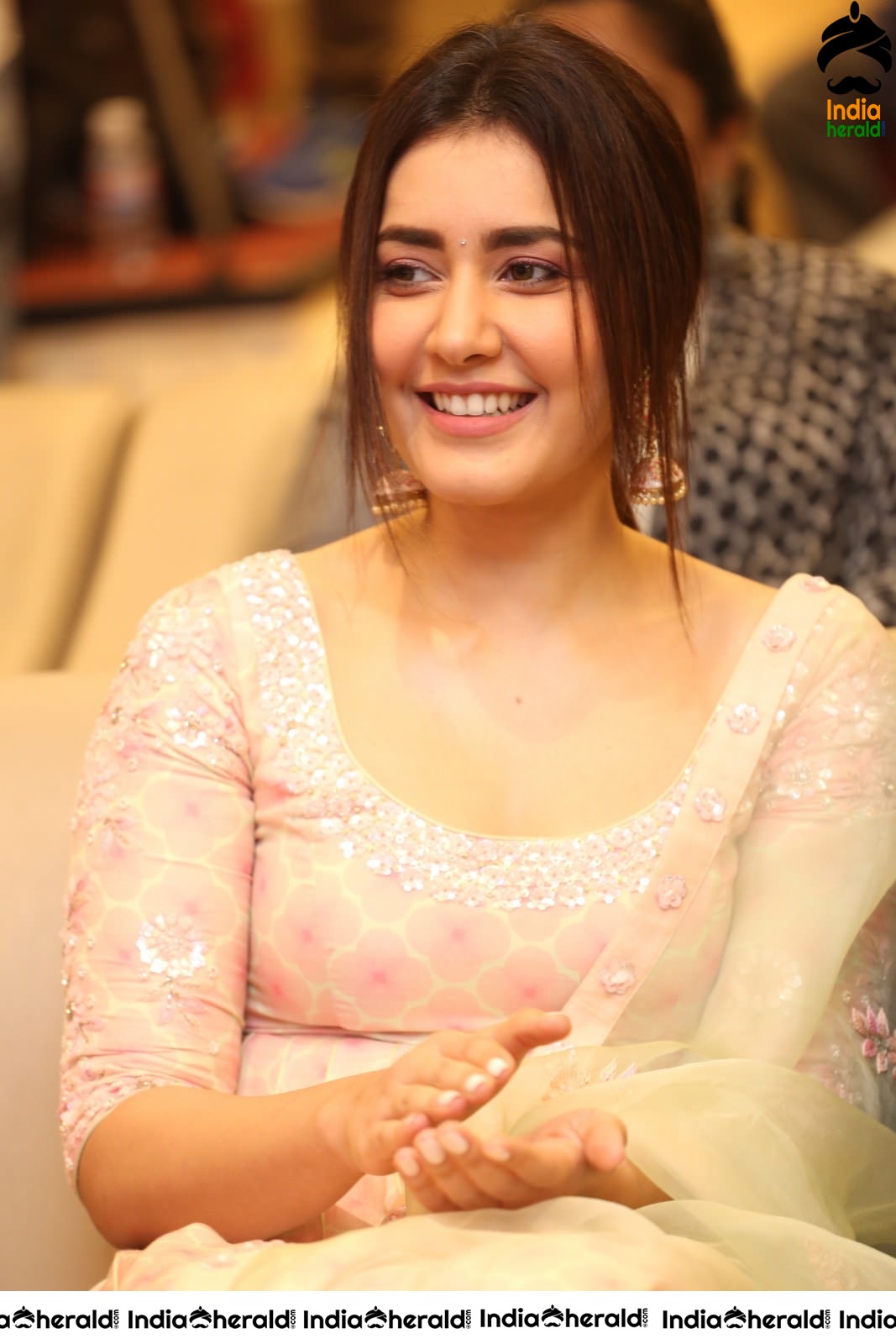 Raashi Khanna feels Shy when Producer praised her at the Event Set 1