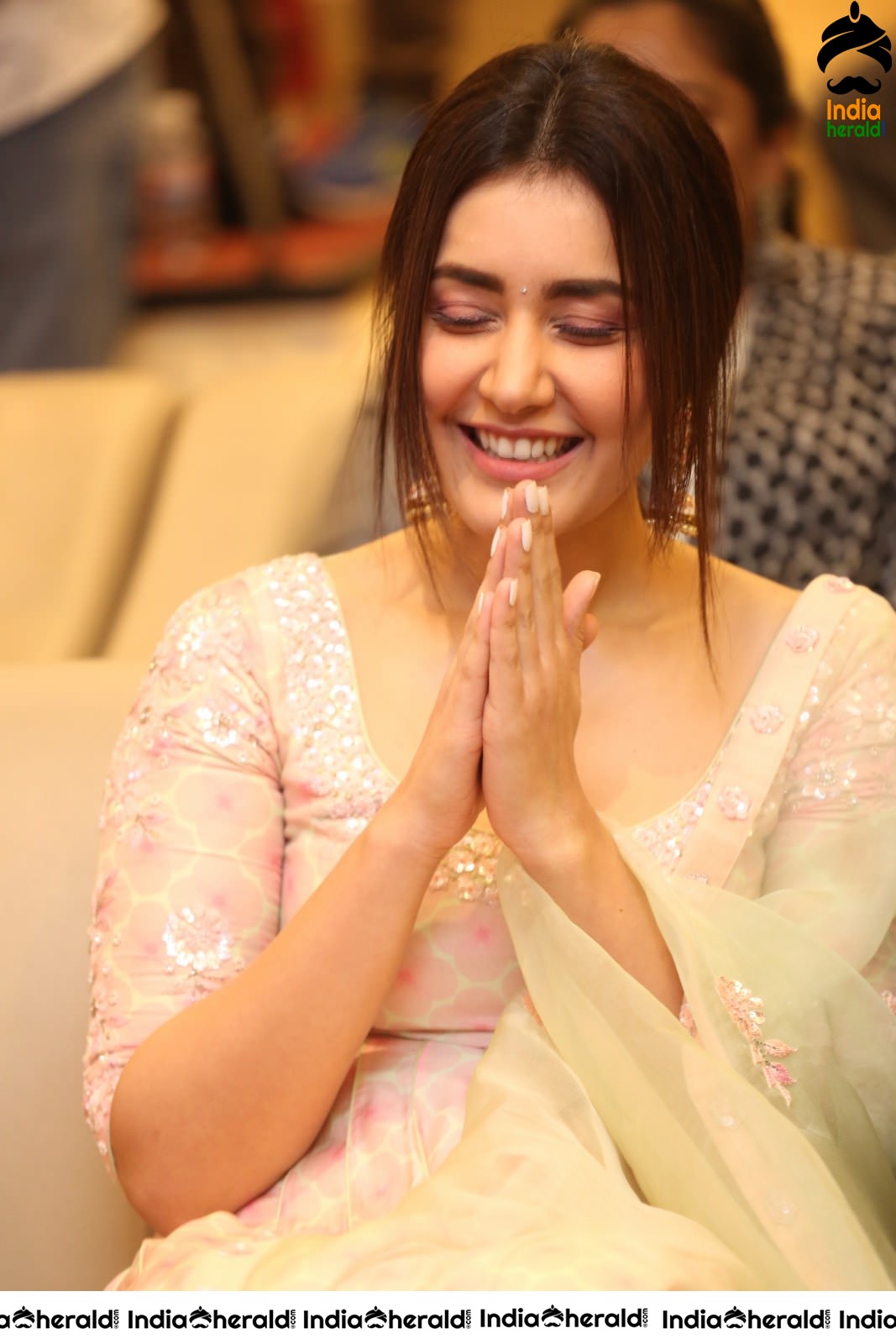Raashi Khanna feels Shy when Producer praised her at the Event Set 1