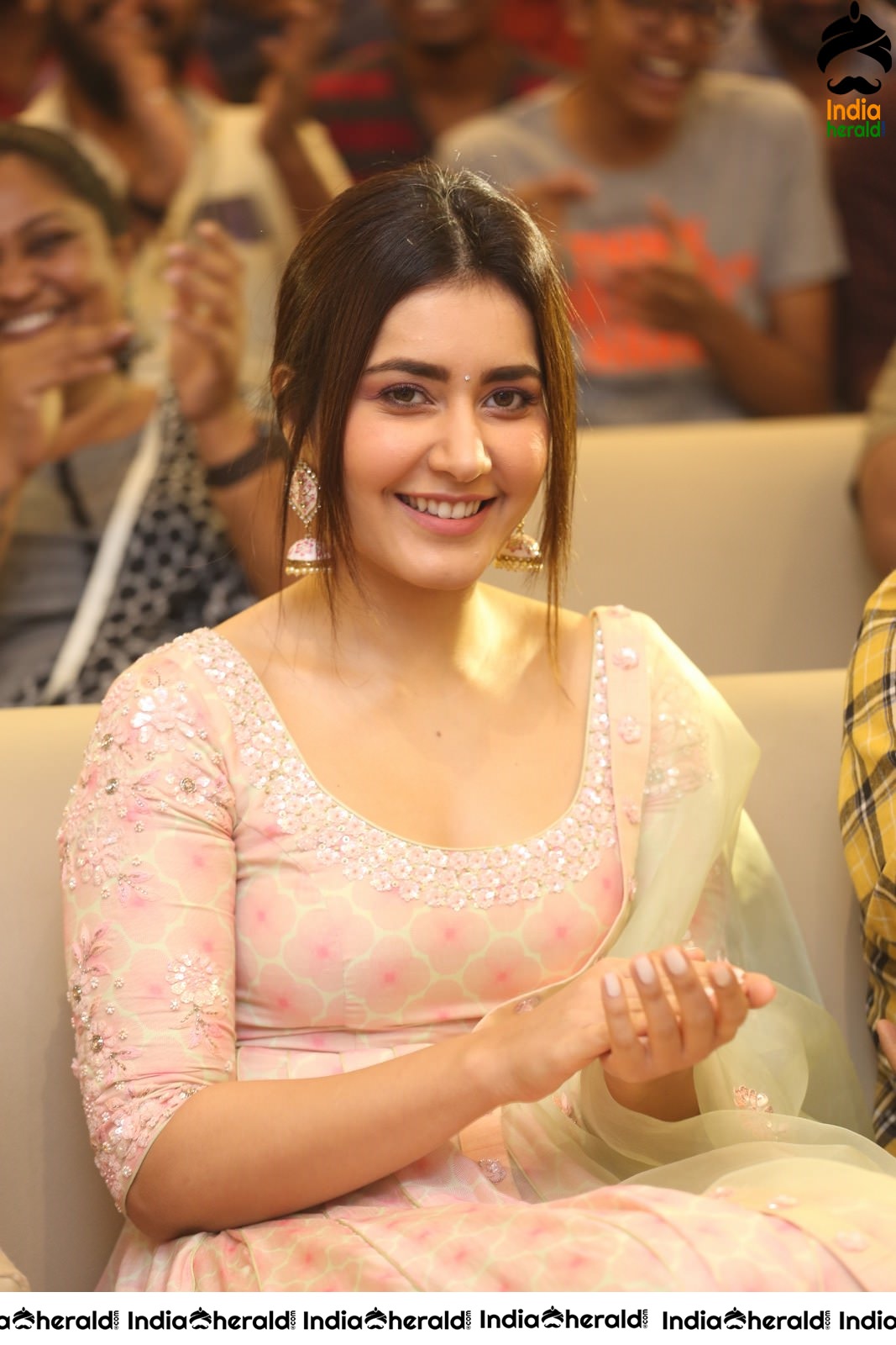 Raashi Khanna feels Shy when Producer praised her at the Event Set 2