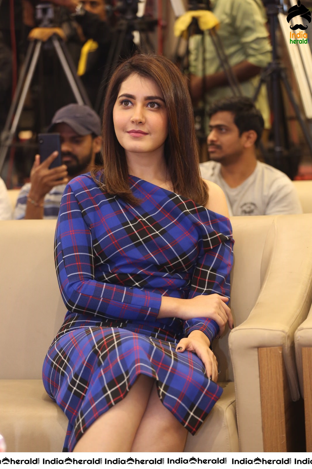 Raashi Khanna Flaunts her Sexy Thighs while sitting Cross Legged Set 1