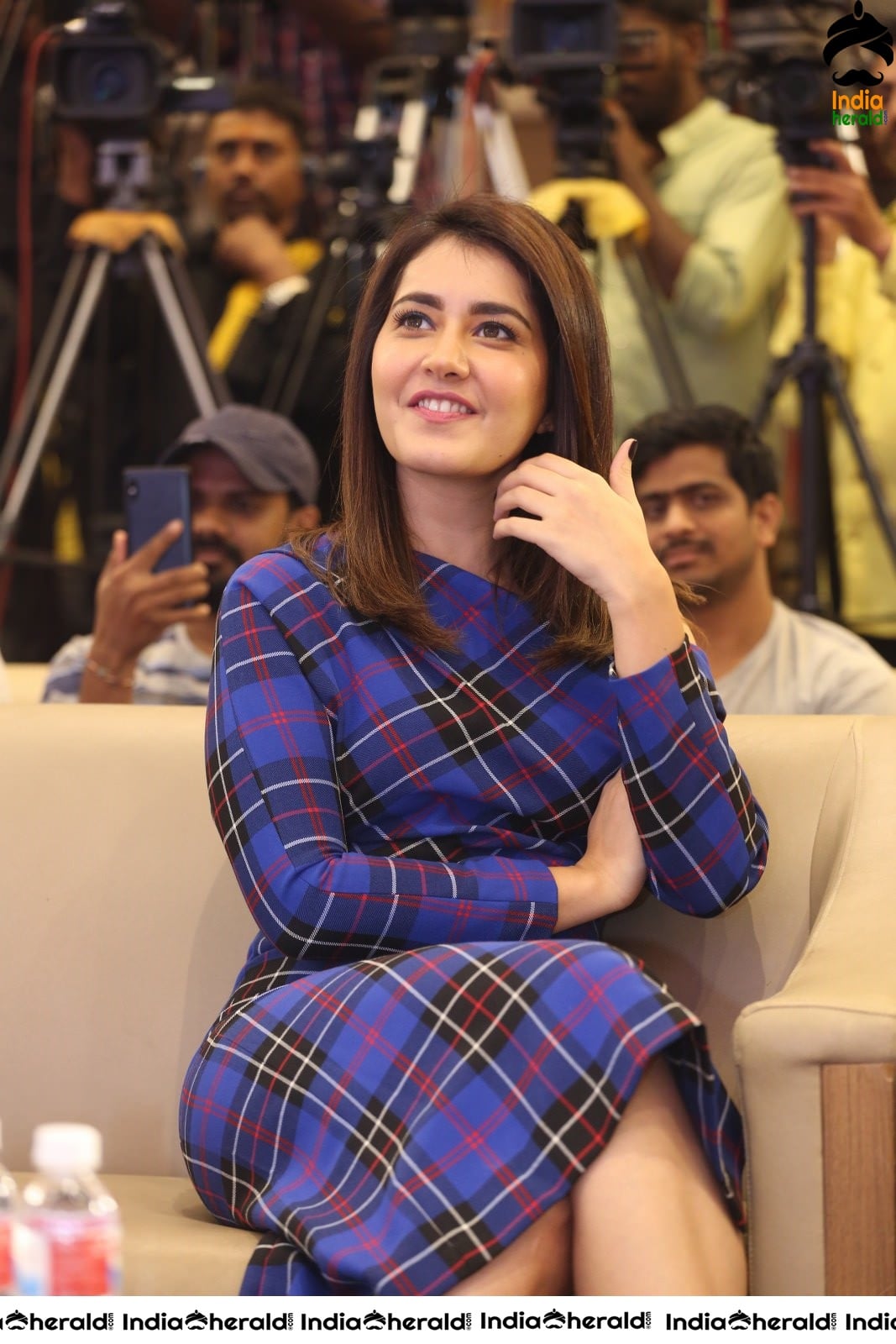Raashi Khanna Flaunts her Sexy Thighs while sitting Cross Legged Set 1