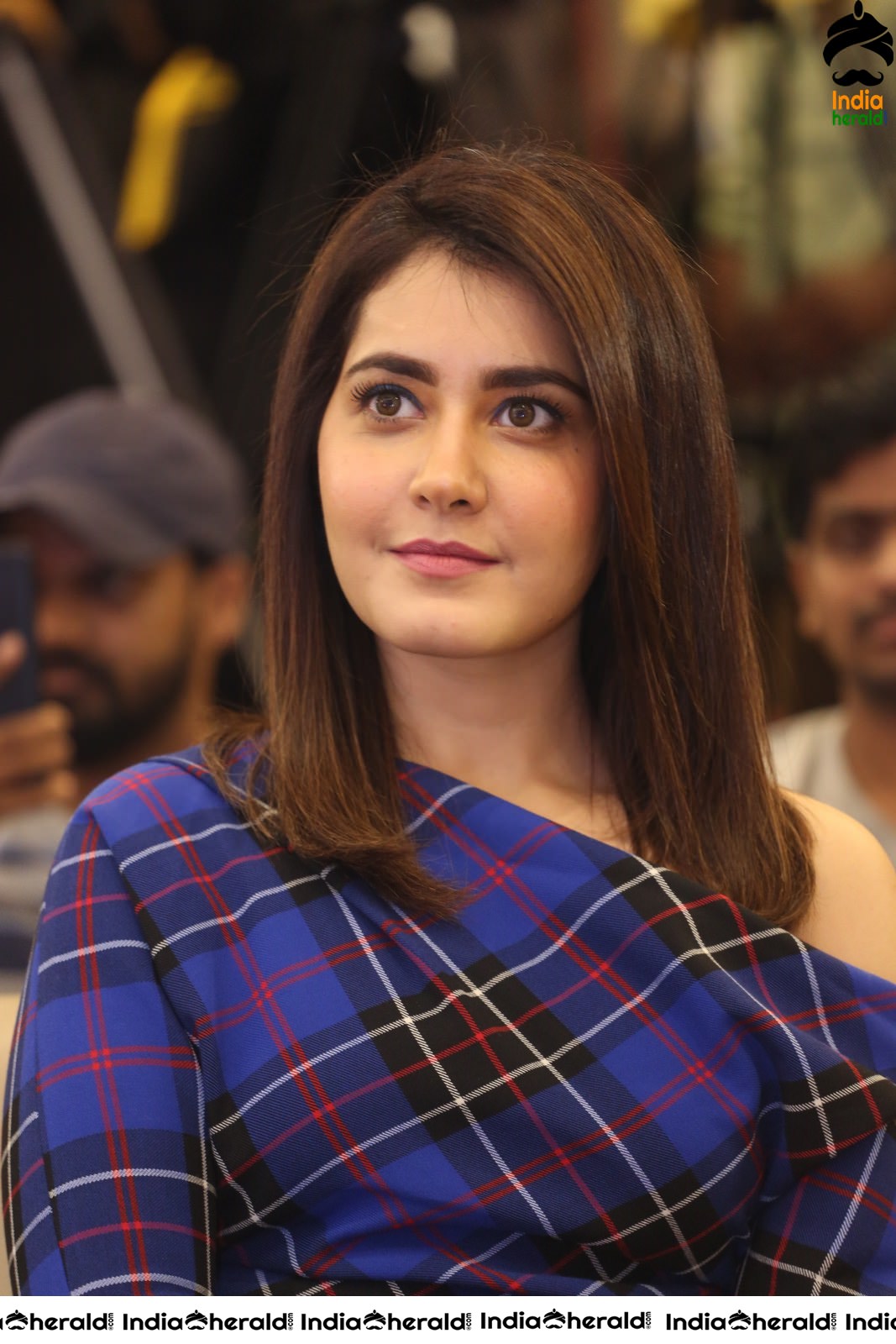 Raashi Khanna Flaunts her Sexy Thighs while sitting Cross Legged Set 1