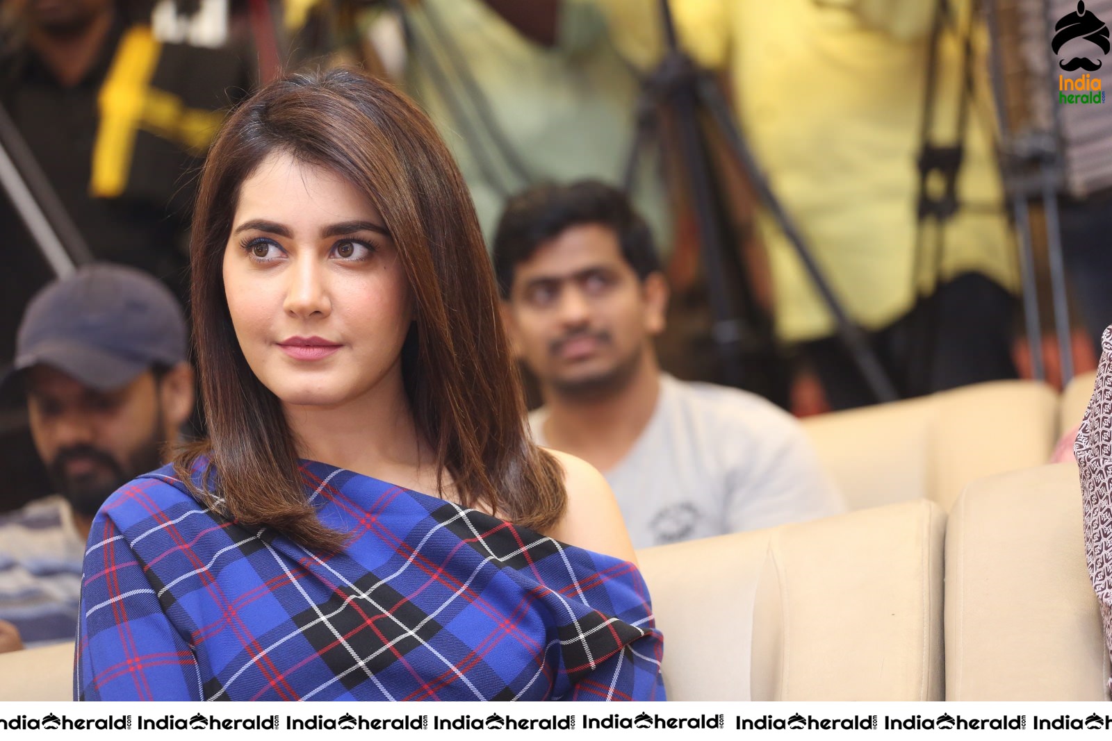 Raashi Khanna Flaunts her Sexy Thighs while sitting Cross Legged Set 1