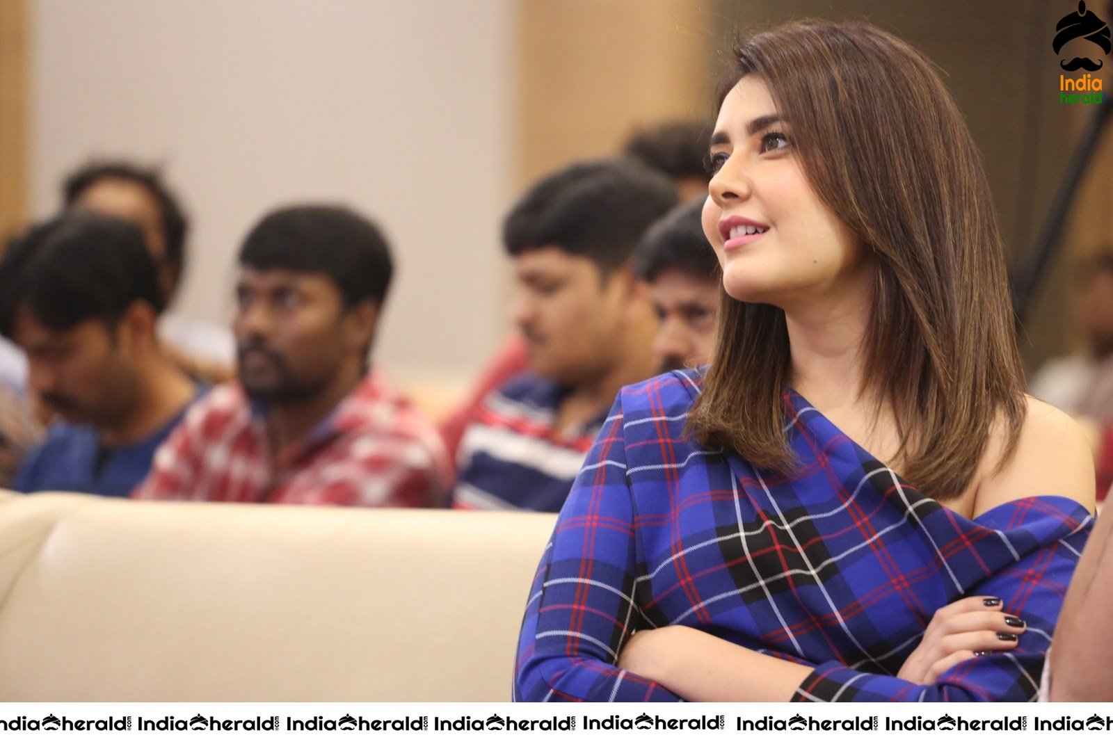 Raashi Khanna Flaunts her Sexy Thighs while sitting Cross Legged Set 2