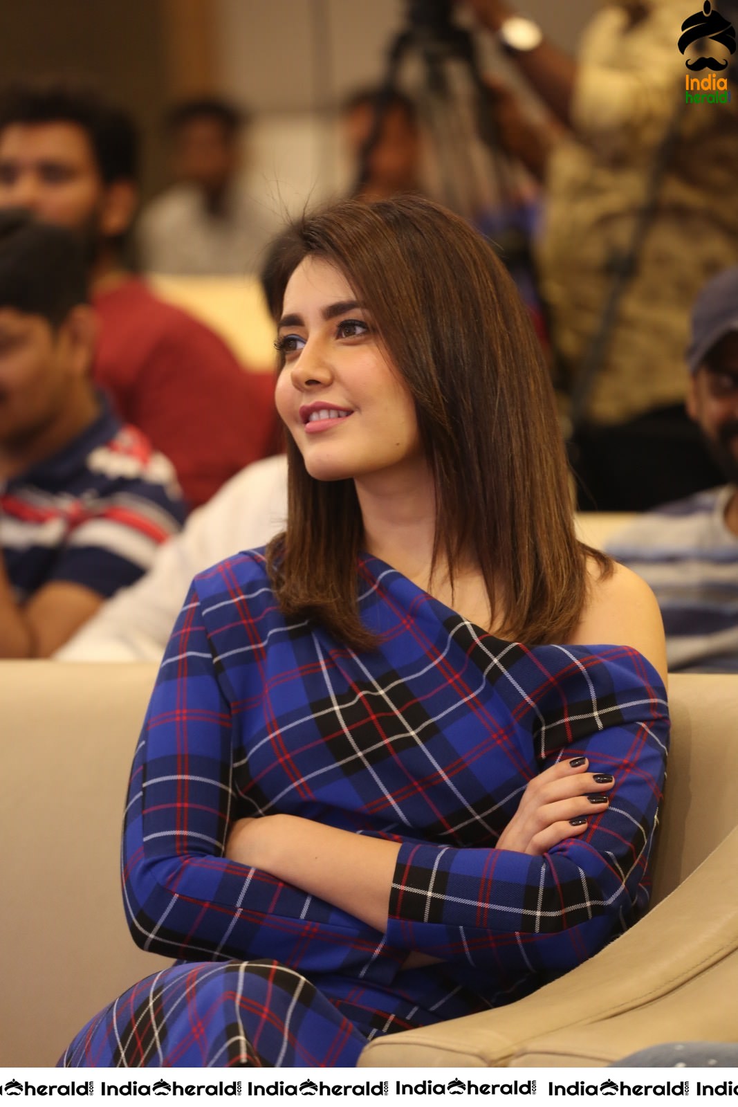 Raashi Khanna Flaunts her Sexy Thighs while sitting Cross Legged Set 2