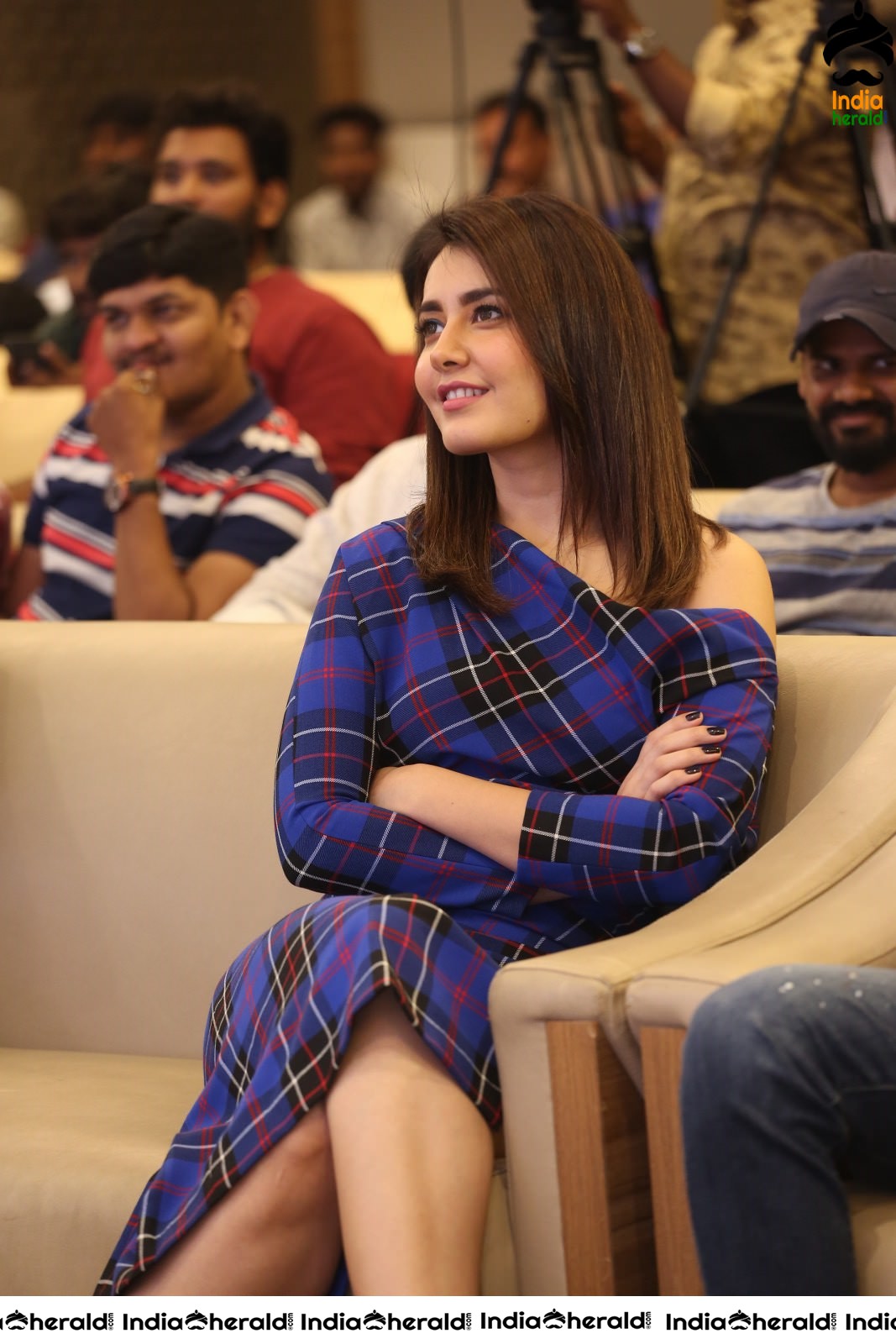 Raashi Khanna Flaunts her Sexy Thighs while sitting Cross Legged Set 2