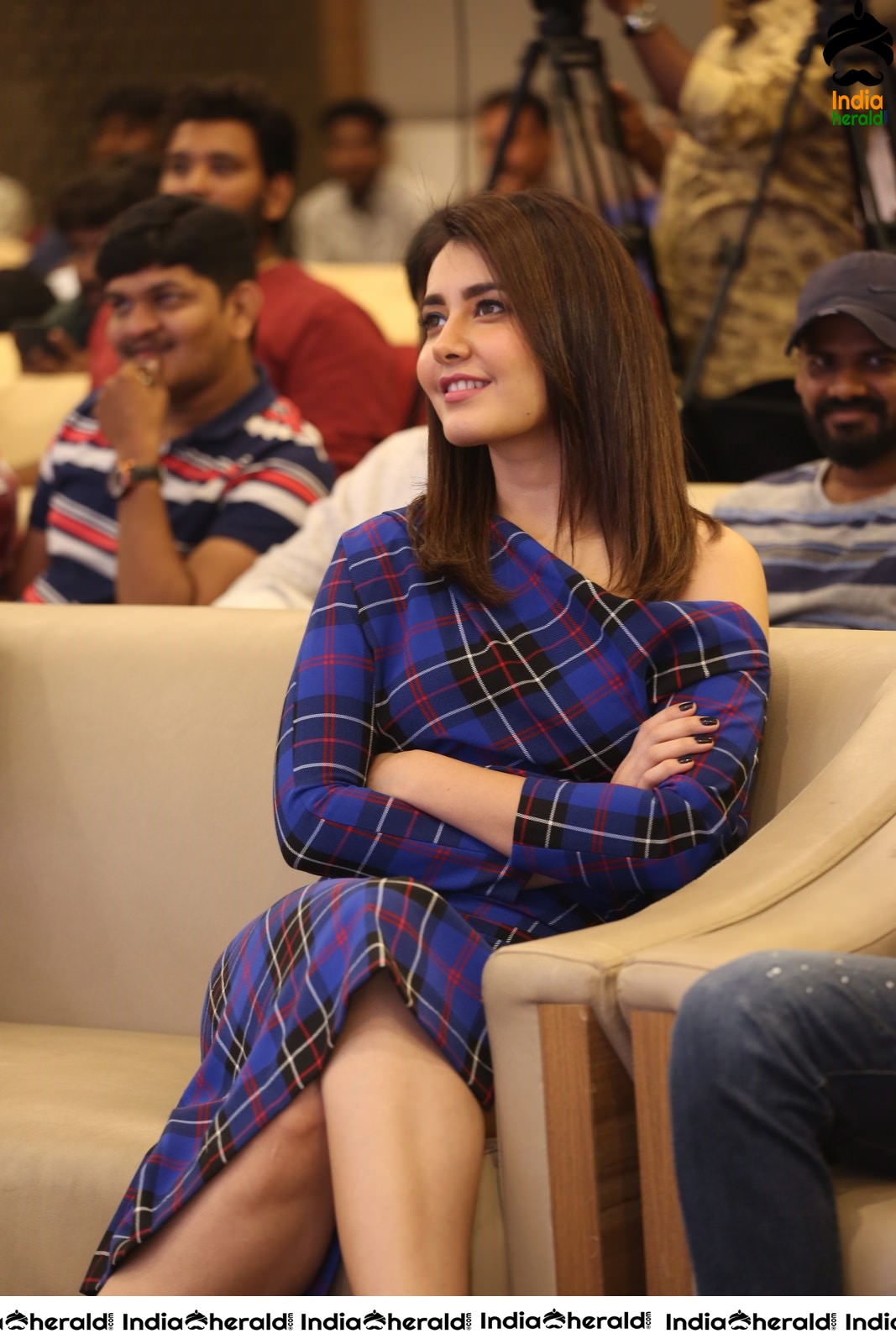 Raashi Khanna Flaunts her Sexy Thighs while sitting Cross Legged Set 2