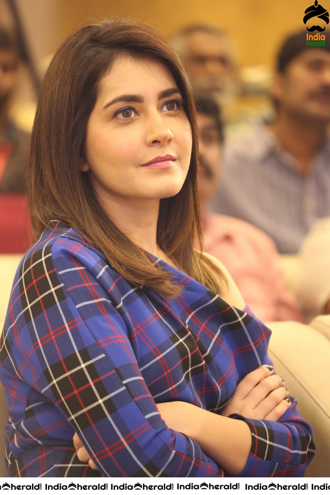 Raashi Khanna Flaunts her Sexy Thighs while sitting Cross Legged Set 2