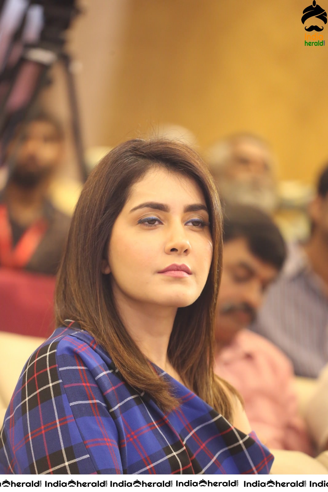 Raashi Khanna Flaunts her Sexy Thighs while sitting Cross Legged Set 2