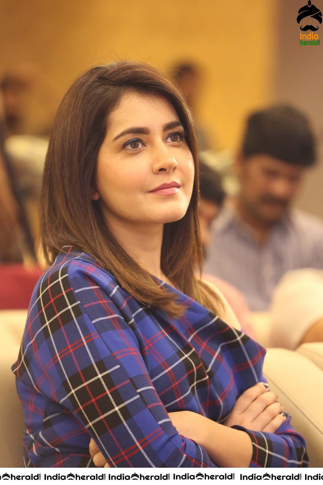 Raashi Khanna Flaunts her Sexy Thighs while sitting Cross Legged Set 2