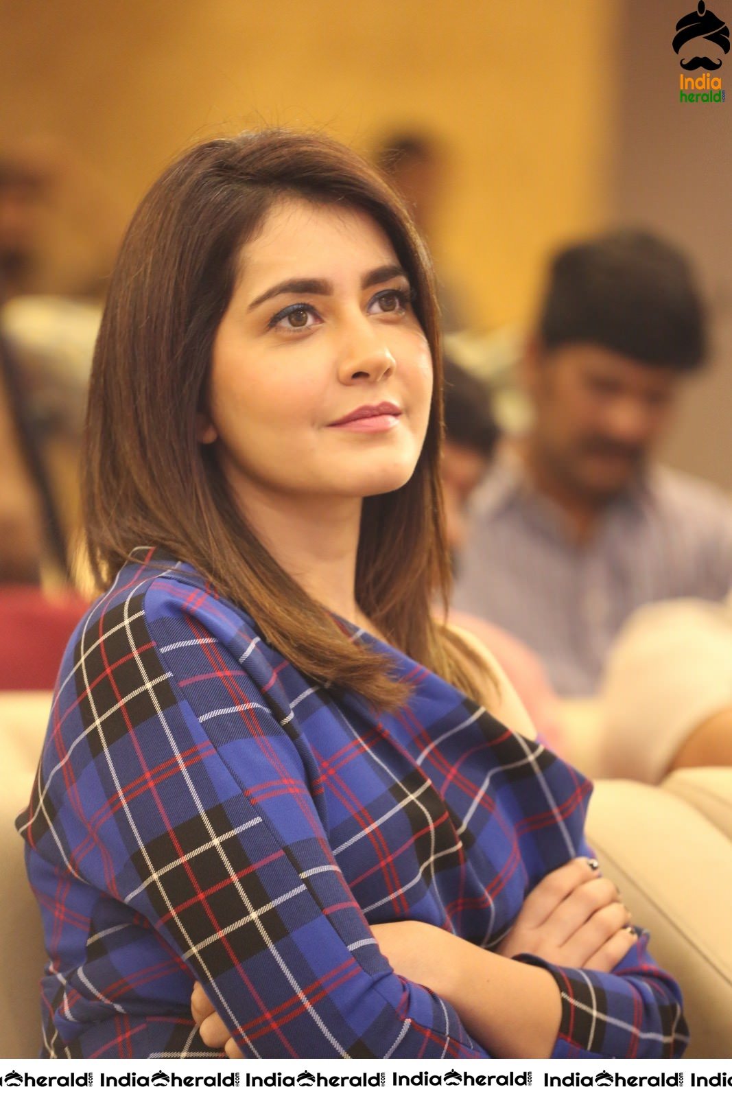 Raashi Khanna Flaunts her Sexy Thighs while sitting Cross Legged Set 2