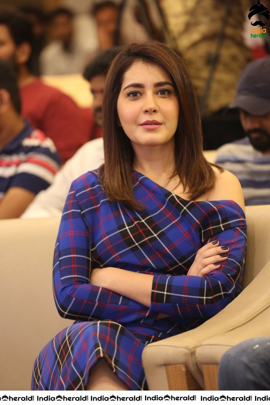 Raashi Khanna Flaunts her Sexy Thighs while sitting Cross Legged Set 2