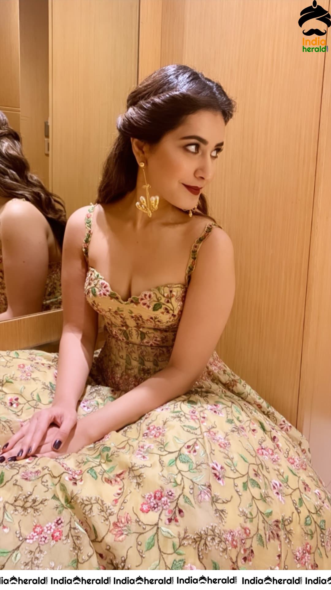 Raashi Khanna Hot Cleavage Show At An Award Show In Chennai