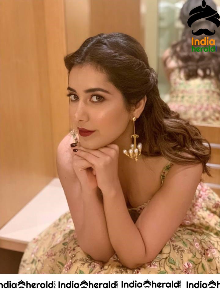 Raashi Khanna Hot Cleavage Show At An Award Show In Chennai