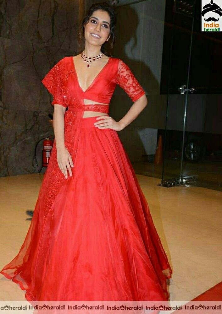 Raashi Khanna Hot Latest Stills