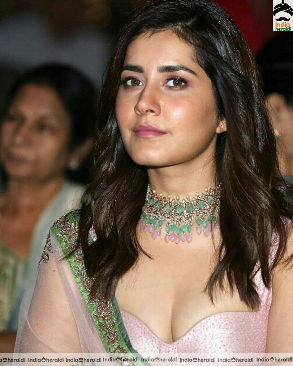 Raashi Khanna Hot Latest Stills
