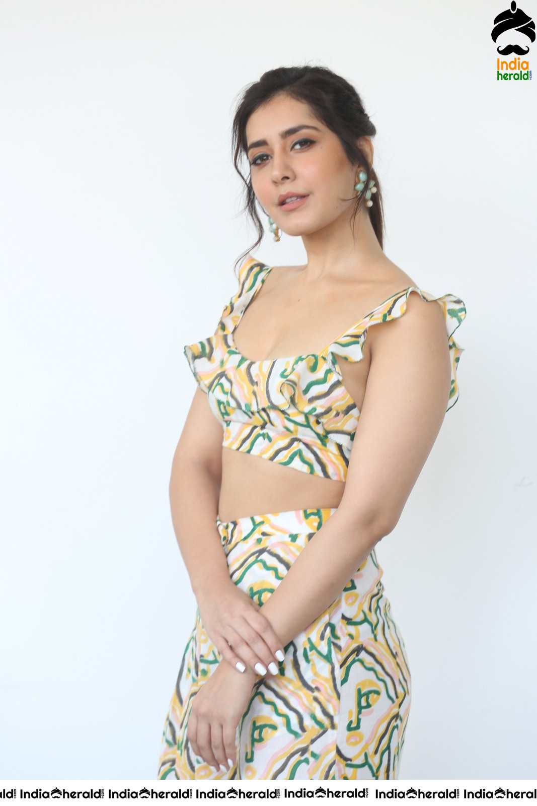 Raashi Khanna Hot Waist Show in Sleeveless Blouse and Funky Attire Set 1