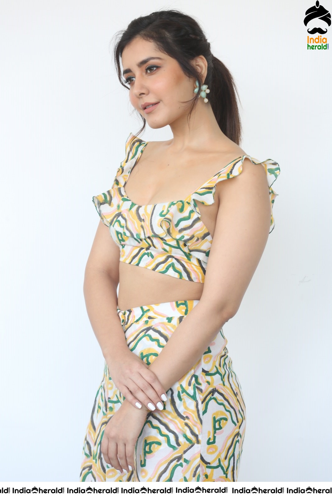 Raashi Khanna Hot Waist Show in Sleeveless Blouse and Funky Attire Set 1