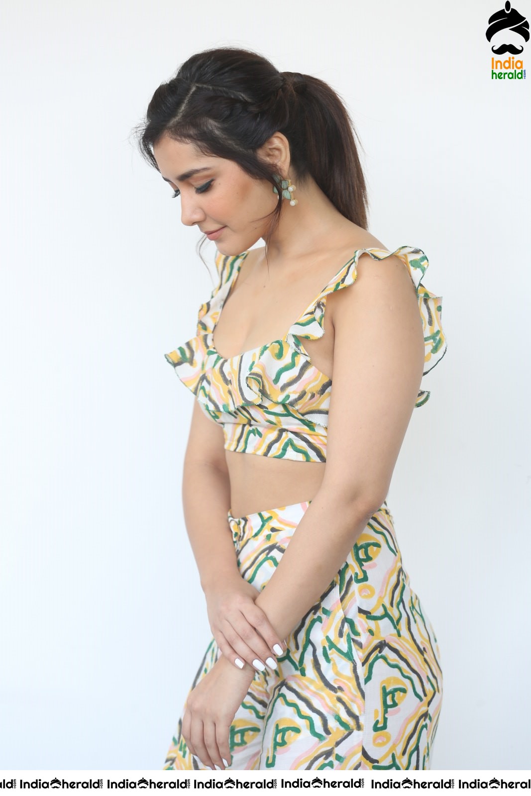 Raashi Khanna Hot Waist Show in Sleeveless Blouse and Funky Attire Set 1