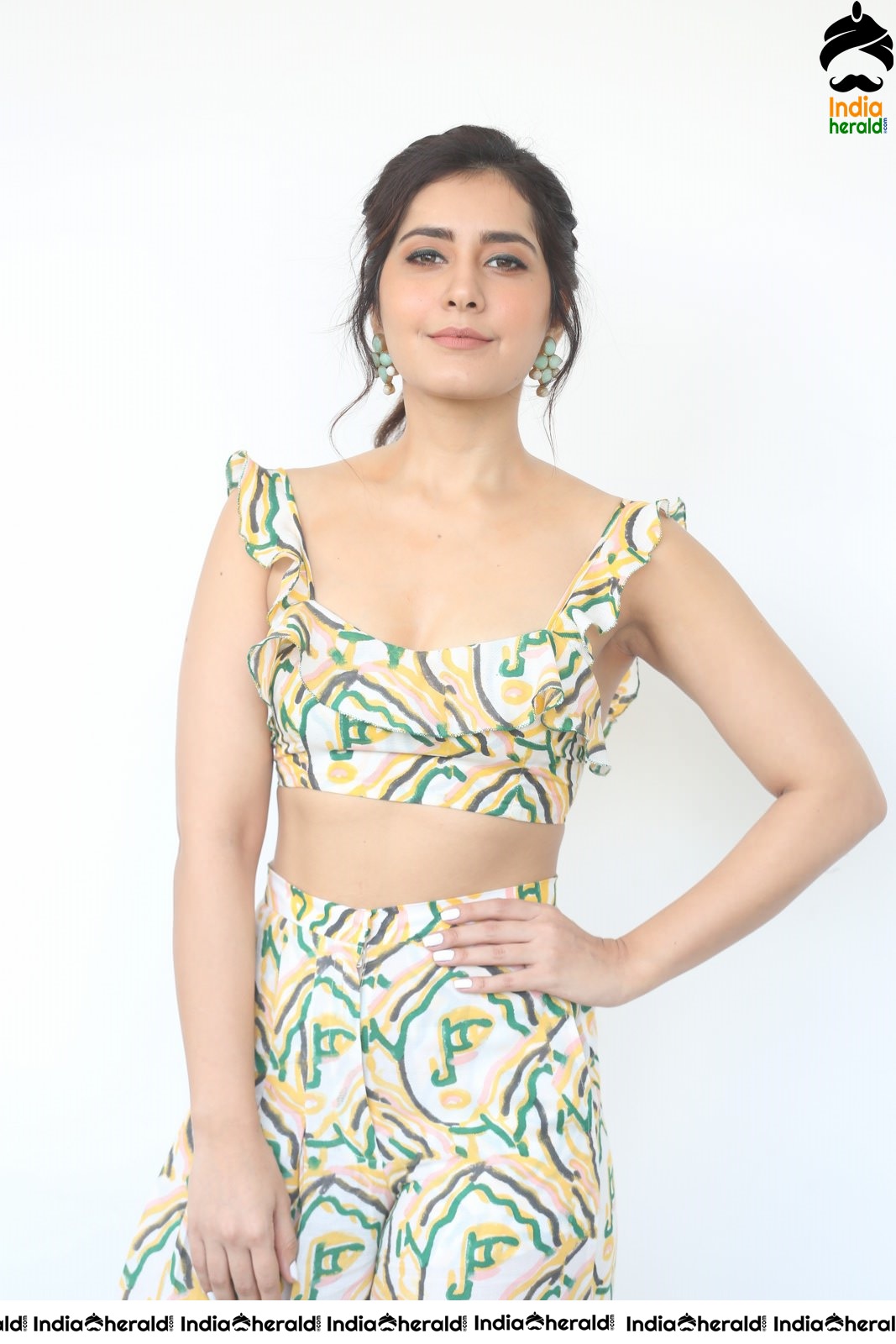Raashi Khanna Hot Waist Show in Sleeveless Blouse and Funky Attire Set 1