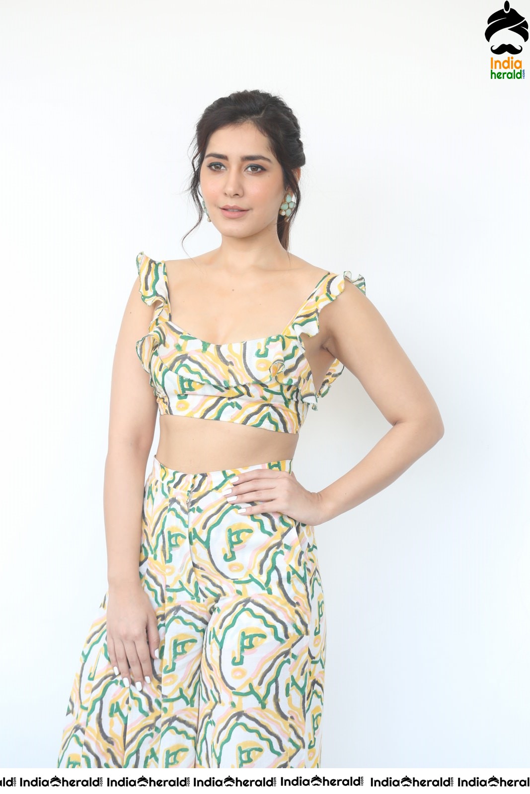 Raashi Khanna Hot Waist Show in Sleeveless Blouse and Funky Attire Set 1