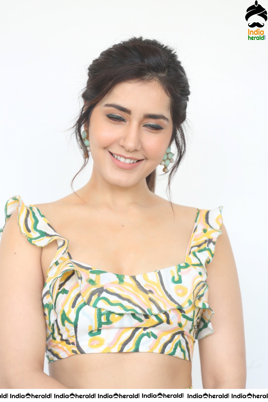 Raashi Khanna Hot Waist Show in Sleeveless Blouse and Funky Attire Set 2