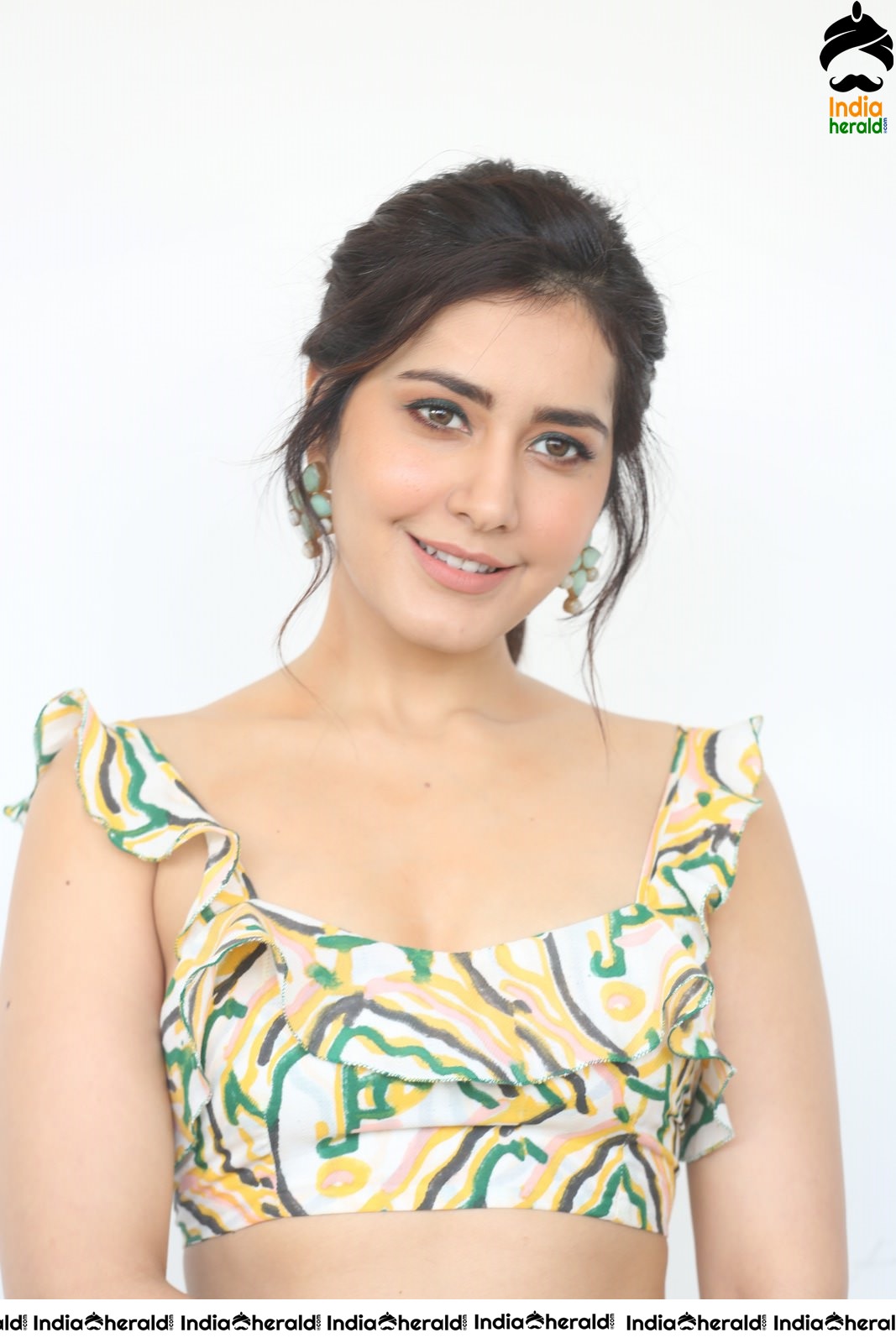 Raashi Khanna Hot Waist Show in Sleeveless Blouse and Funky Attire Set 2
