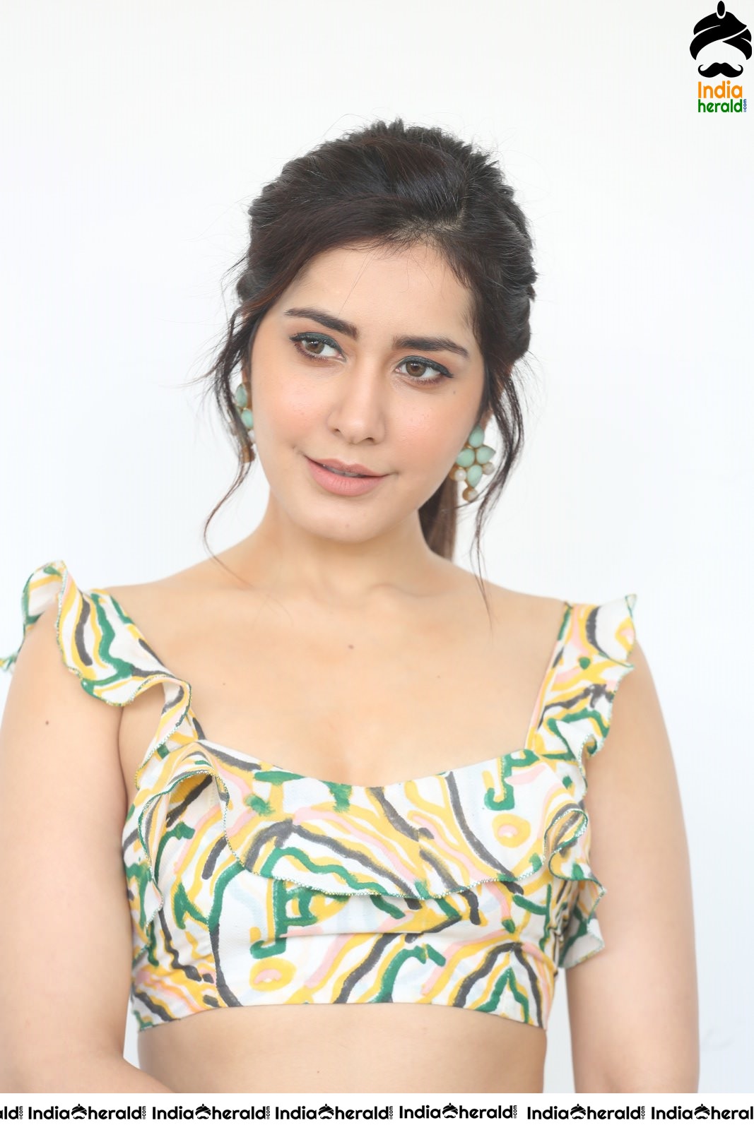 Raashi Khanna Hot Waist Show in Sleeveless Blouse and Funky Attire Set 2