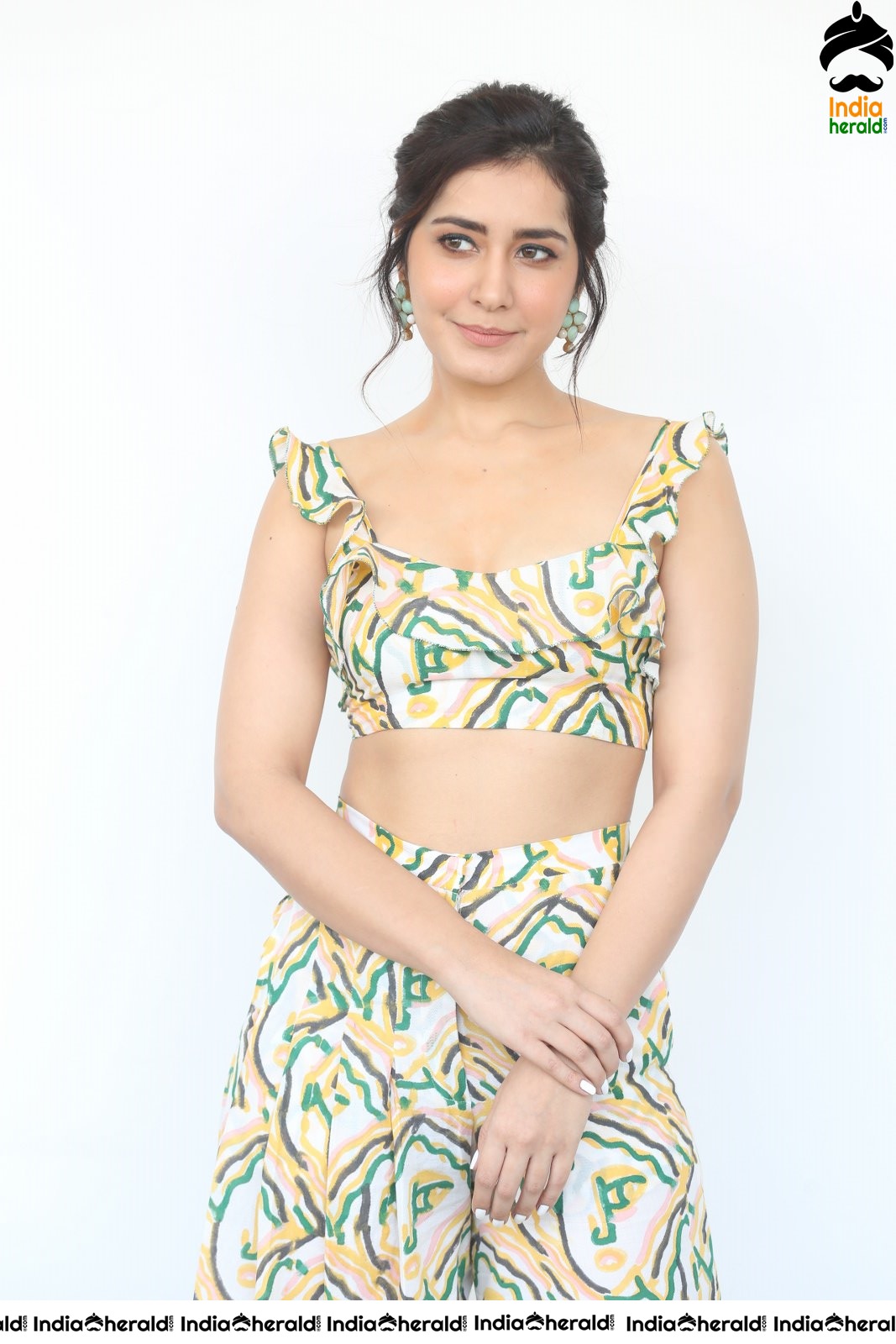 Raashi Khanna Hot Waist Show in Sleeveless Blouse and Funky Attire Set 2