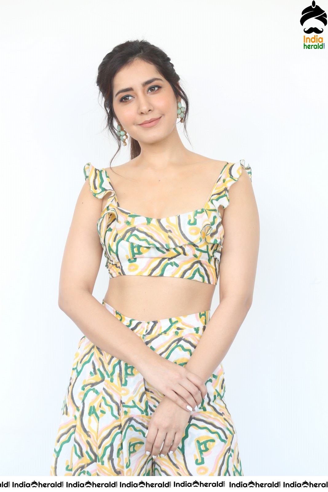 Raashi Khanna Hot Waist Show in Sleeveless Blouse and Funky Attire Set 2
