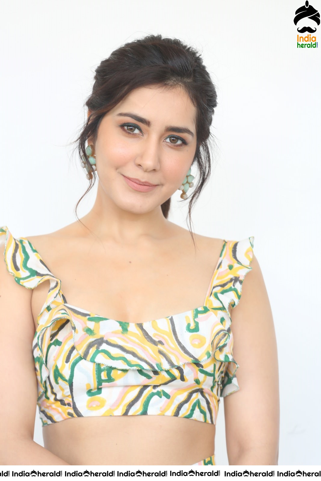 Raashi Khanna Hot Waist Show in Sleeveless Blouse and Funky Attire Set 2
