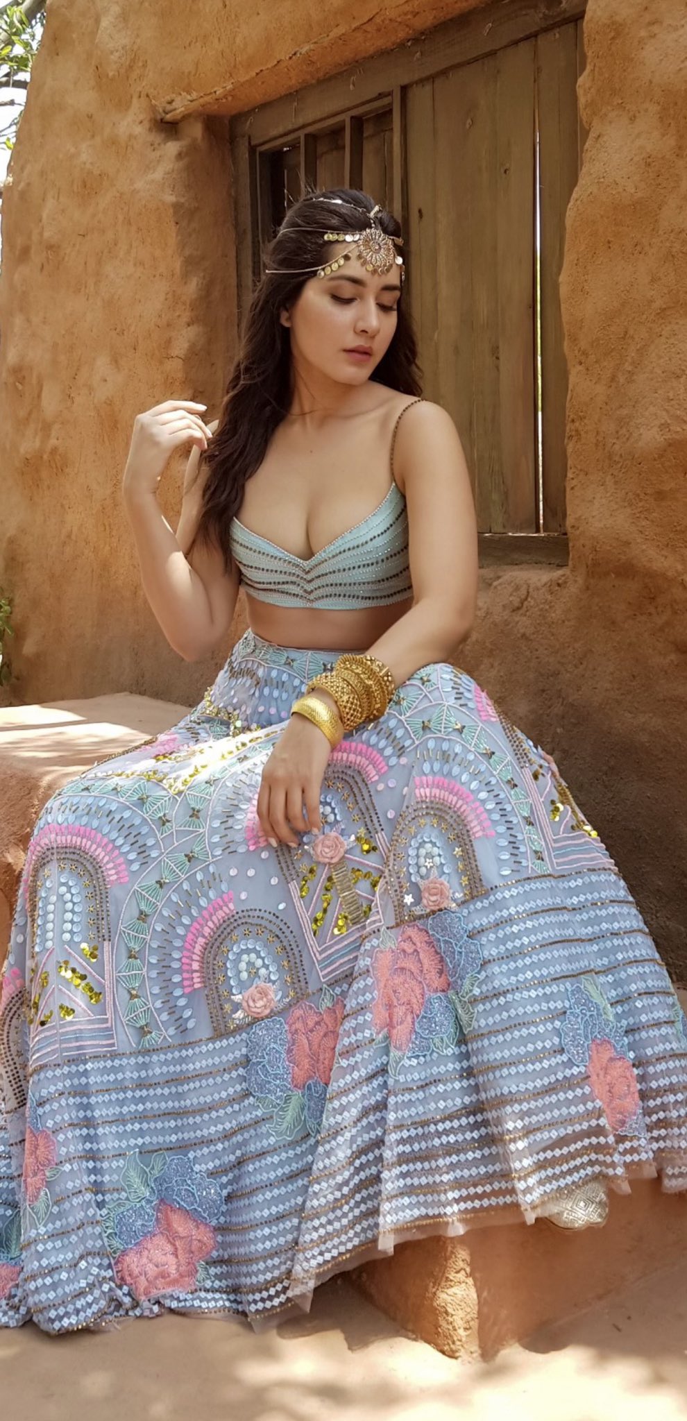 Raashi Khanna Latest Hot Cleavage Revealing Photo Shoot