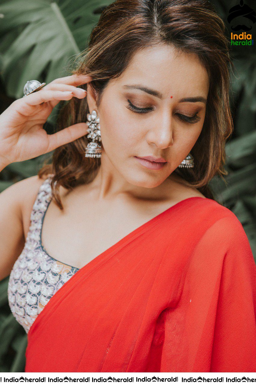 Raashi Khanna Latest Hot In Red Saree stills