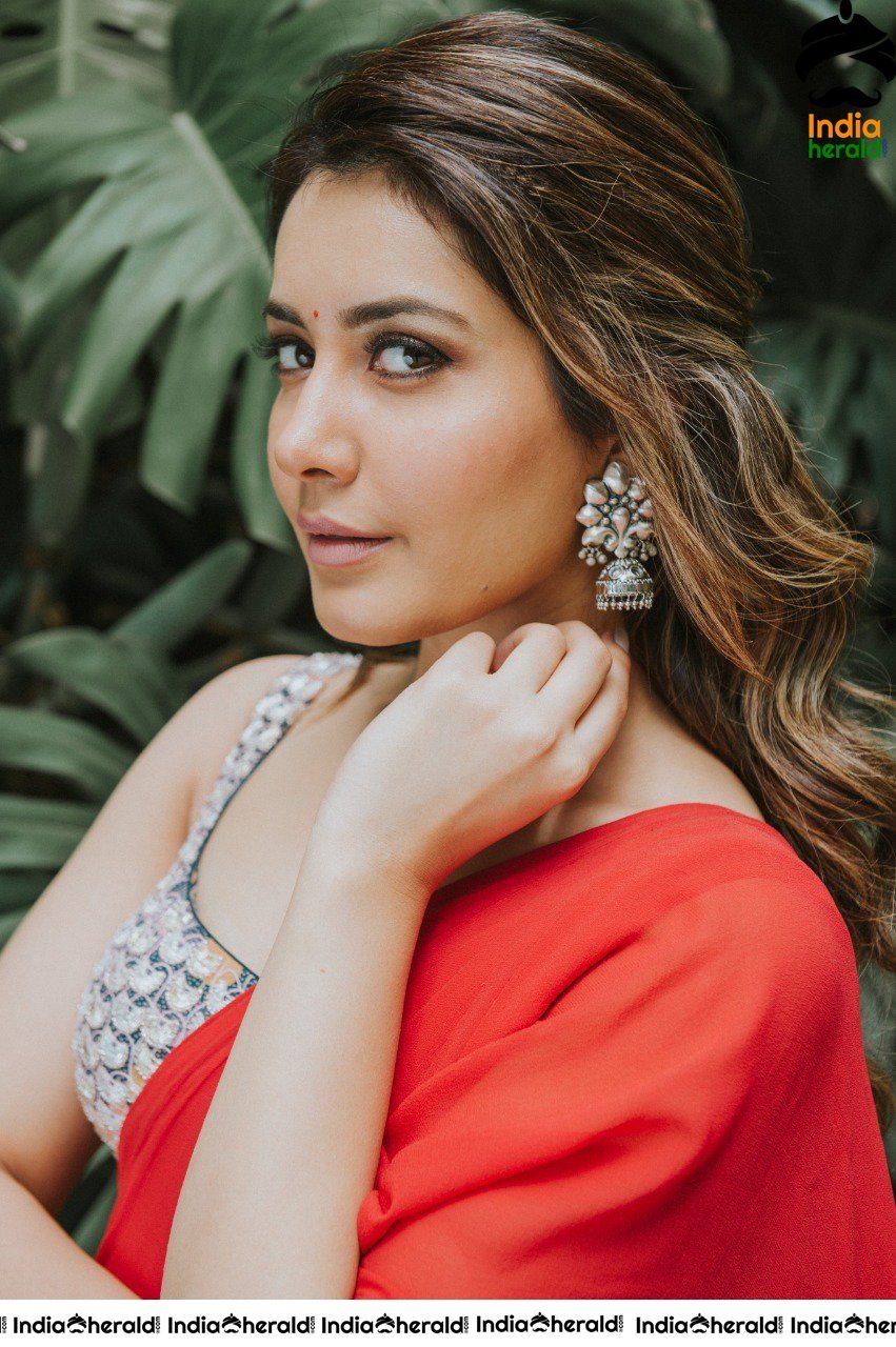 Raashi Khanna Latest Hot In Red Saree stills