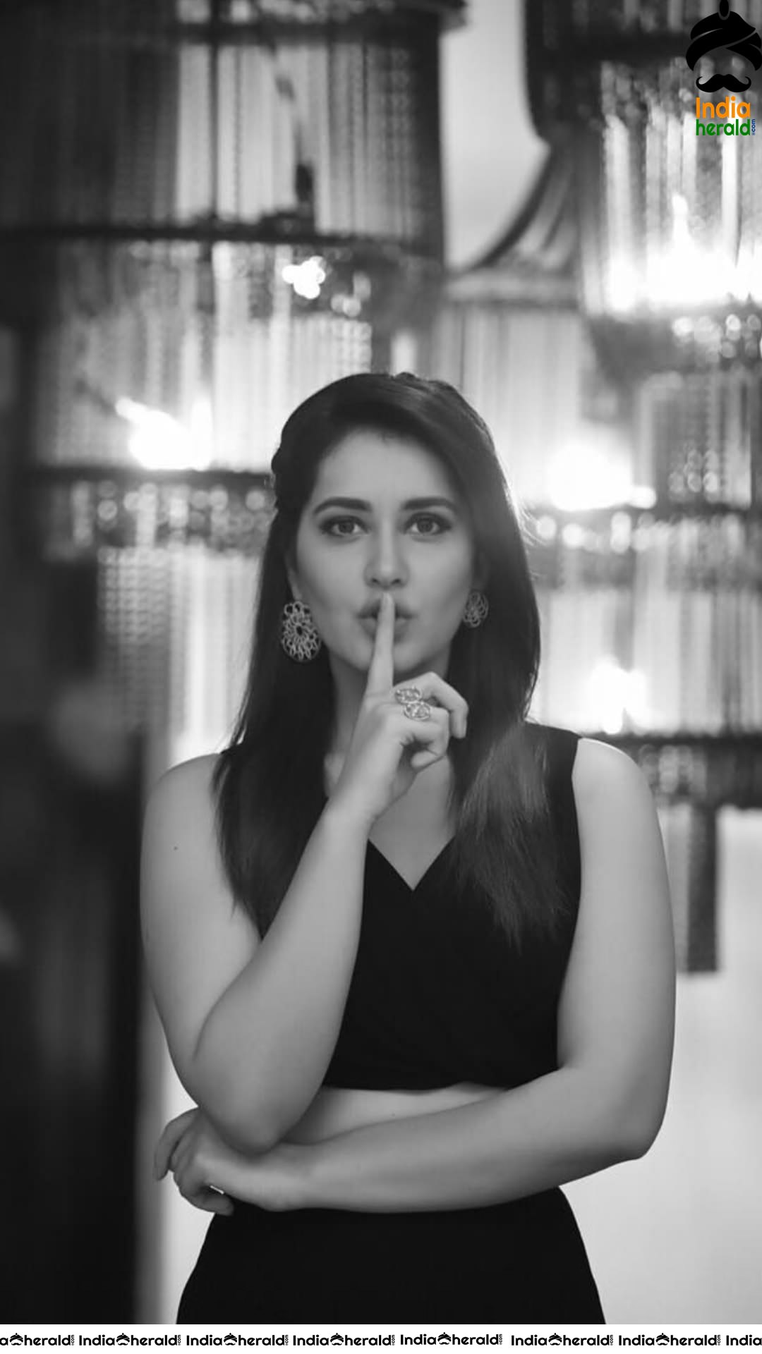 Raashi Khanna Latest Hot Photos Collection Set 3