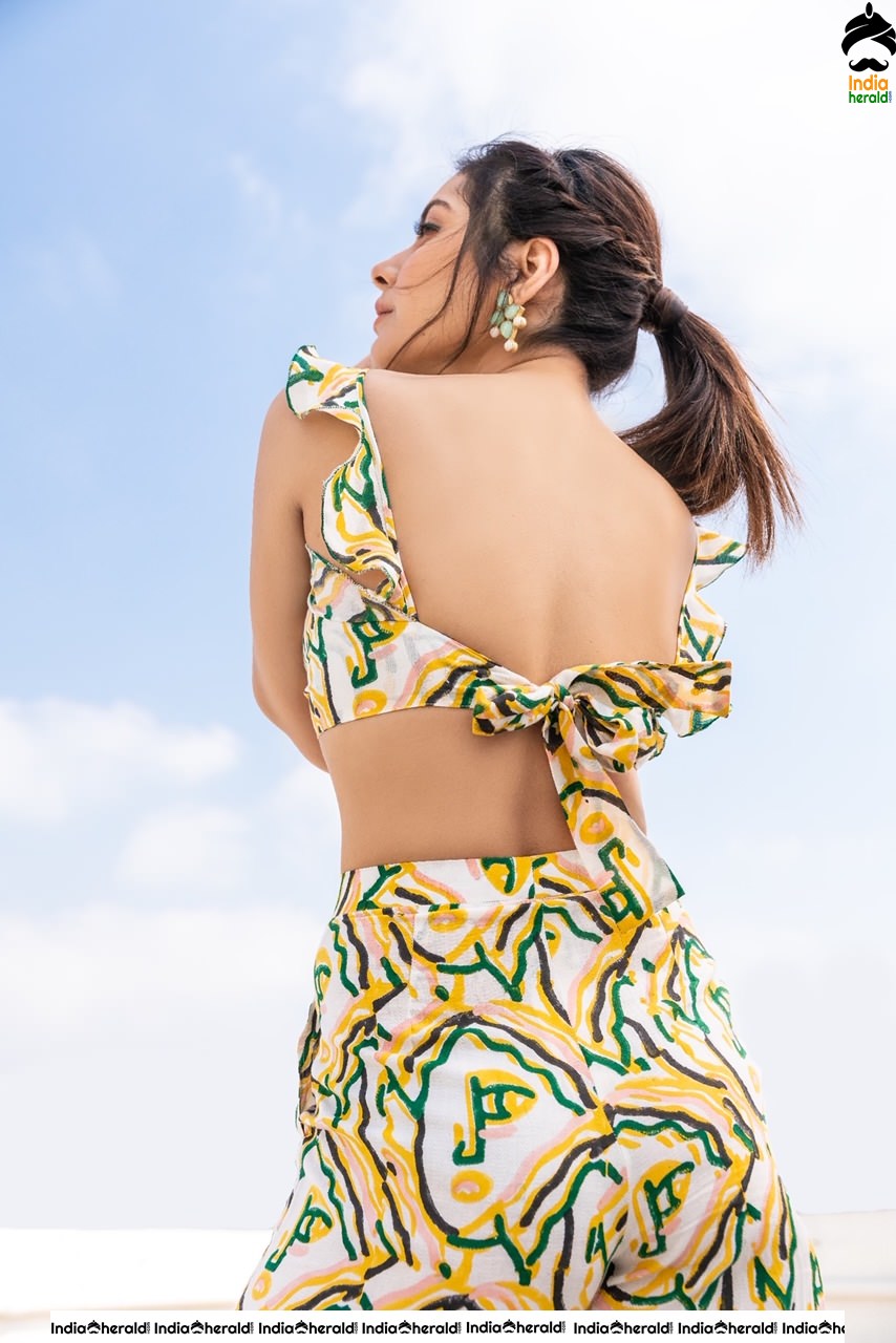 Raashi Khanna Latest Hot Photos