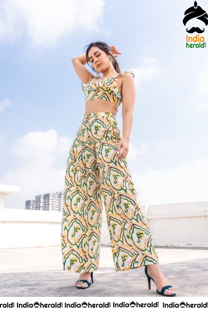 Raashi Khanna Latest Hot Photos