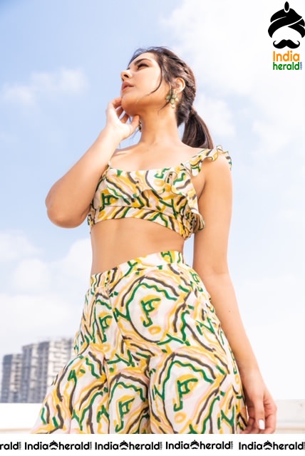 Raashi Khanna Latest Hot Photos